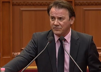 “Tre zgjebsa rinorë…“/ Ralf Gjoni, i revoltuar për vdekjen tragjike të familjes Gushi: Një rast i ngjashëm na ndodhi dje me ca maskarenj të droguar