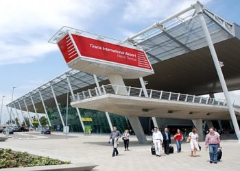 Sezoni turistik/ Mbërrin në Rinas çarteri i parë nga Moska me 200 rusë