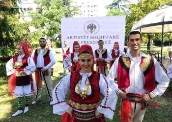 Kapexhiu shkon te koncerti i Ilir Metës: Në Kuvend po thuren intriga, ne këtu po këndojmë e po kërcejmë