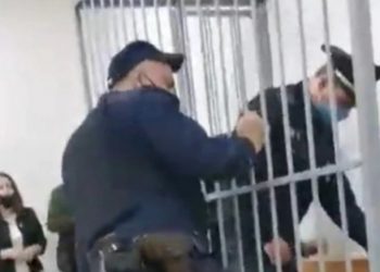 “Deklarohu fajtor!”/ Aktivisti bjellorus ngul lapsin në fyt para kamerave