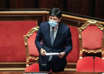 Italia/ Hiqet detyrimin për maskën në ambjente të hapura