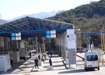 “Na lejoni të shkojmë në atdhe”/ Shqiptarët protestë në vendin fqinj për hapjen e kufijve