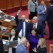 FOTO/ Si e pritën deputetët shkarkimin e Metës? Puthje e përqafime, Valteri përshëndet me dy gishtat lart