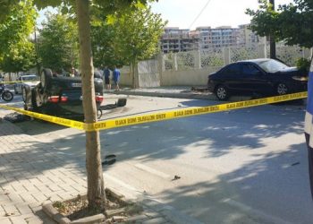 Vlorë/E ndiqte Policia, përplaset dhe përmbyset mjeti, i plagosuri në spital