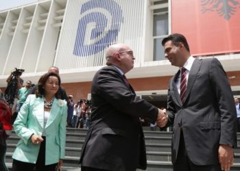 Reeker shkon me Yuri Kim në zyrën e Bashës, e presin te dera Bardhi dhe Tabaku