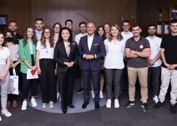 Ambasadorja Yuri Kim këshilla të rinjve: Nxisni ndryshim duke menduar në mënyrë kritike