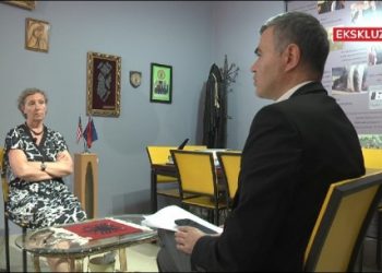 Motra e Haklajve kthehet pas 12 vitesh në Shqipëri, rrëfehet për vrasjen dhe përndjekjen e familjes së saj nga Sali Berisha