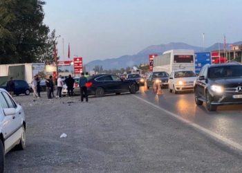 Aksident i rëndë në Elbasan, përplasen 3 makina, ka 2 të plagosur! Njëri në gjendje të rëndë