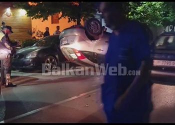 VIDEO/ Aksident në Durrës, i dehuri përplas ‘Ford’-in me makinën e parkuar dhe përmbyset