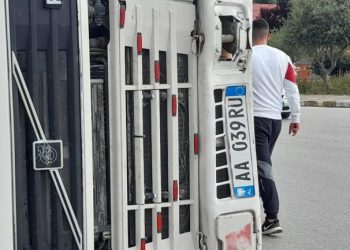 Aksident afër Kombinatit në Berat: Përmbyset kamioni