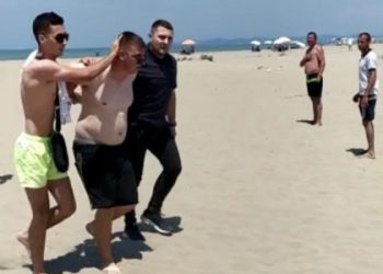 Momenti kur agjentët kapin të riun që përplasi me makinë italianen në Durrës, ishte dhe në kërkim për vjedhje