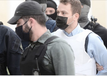 Greku që vrau gruan shkon në gjykatë me antiplumb, protestuesit: Kalbeni në burg!