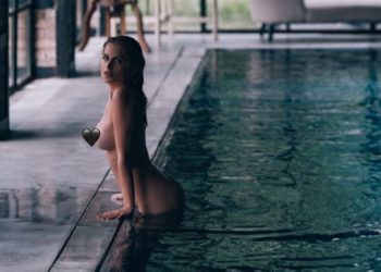 FOTO/ Mbesa e ish-presidentit ‘plas’ nga vapa, pozon nudo: Lakuriqësia më freskon!