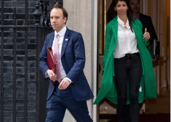 FOTOT/ Afera me ndihmësen e vet të martuar e çon te dorëheqja ministrin britanik