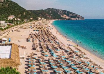 Turizëm/Në Dhërmi iu vihet flaka 60 shezlongëve, kryebashkiaku: Incidente të vogla