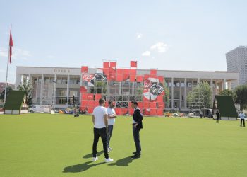 Rikthehet “Tirana Fan Zone” për Kampionatin Evropian, ekran gjigand në sheshin “Skënderbej”
