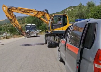 Vlorë/ Fadromat e IKMT-së fillojnë shembjen e objekteve pa leje