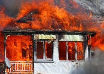 Përfshihet nga flakët një banesë në Elbasan. Detajet e para nga vendi i ngjarjes