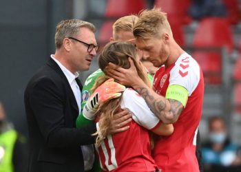 FOTOT prekëse/ Tragjedia e Eriksen përmes fotove, e shoqja zbret në fushë, ndërsa futbollisti luftonte për jetën