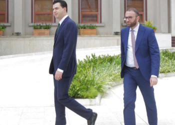 Fryrja post elektorale e Gaz Bardhit, përballë Taulant Ballës; kur vrasja e Pjerin Xhuvanit është ende e freskët