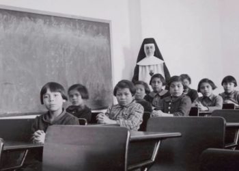 Dossier/ Ja pse disa shkolla në Kanada i kanë të pashënuara varret?