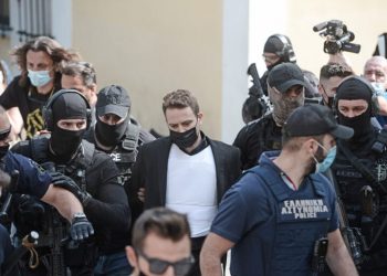 VIDEO/ I heshtur, gjakftohtë dhe me jelek anti-plumb, ja momentet kur efektivët shoqërojnë vrasësin 32-vjeçar që tronditi Greqinë