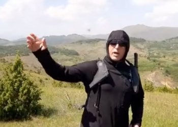 “Në Shalën e bukur”/ Me syze, kapuç e veshje të zezë në kufi, mediat serbe alarmohen: Haradinaj ishte i armatosur!