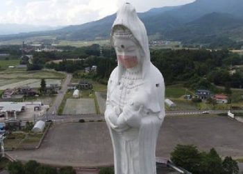 Japonia i vendos maskë statujës gjigande budiste në shenjë lutje: Do të qëndrojë deri në fund të pandemisë