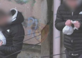 Ankohen banorët, policia e Tiranës kap me ‘presh në duar’ shitësit e kokainës