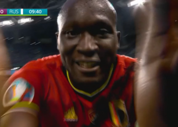 Emocionuese/ Lukaku del para kameras dhe i dedikon golin Eriksen: Chris, të dua!