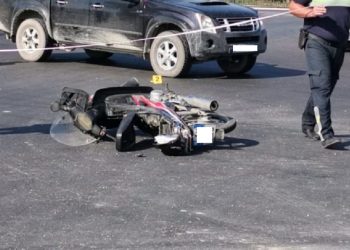 Makina përplas motorin në Lezhë, plagoset drejtuesi dhe fëmija i mitur