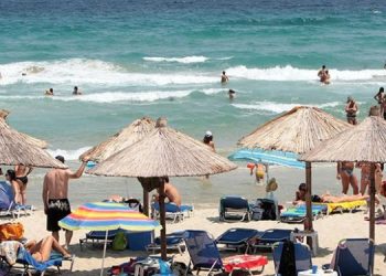 “Bregdeti shqiptar nuk ka ndryshim nga ai grek”, Serbët zgjedhin Shqipërinë për të kaluar pushimet