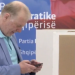 FOTO / Demokratët e kanë ‘ves’, Pollo fotografon votën në zgjedhjet për kreun e PD