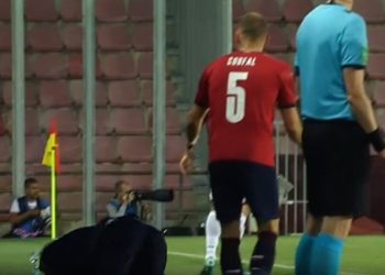 VIDEO/ Edy Reja sërish e përplasin dhe e rrëzojnë në stol