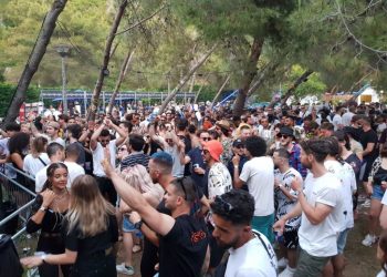 FOTO/ Të bllokuar nga pandemia, rikthehen festat në Shqipëri me alkool, muzikë dhe shumë rini
