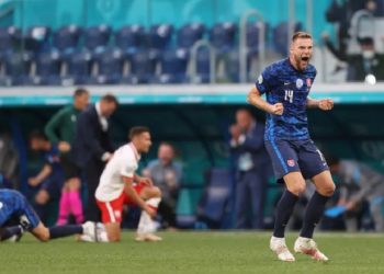 Zhgënjen Polonia e Levandowskit, Sllovakia e mposht në Petersburg! Skriniar autori i golit me vlerë tre pikë