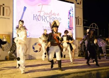 VIDEO/ Rikthehet kultura, teatri i Korçës ndez me spektaklin Pazarin e Gjirokastrës