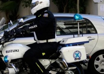 “Kërcet” thika mes vajzave të mitura në Athinë, debatuan për të dashurit, arrestohet 15-vjeçarja shqiptare