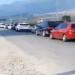 “Gangrena” e fundjavës në verë: Makinat ngecin për orë të tëra në aksin Orikum-Vlorë