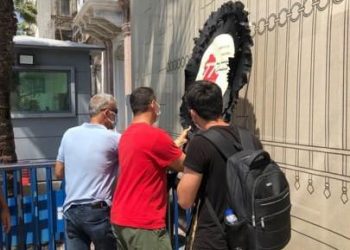 Përkujtohet 77-vjetori i gjenocidit mbi shqiptarët e Çamërisë/ Shqiptarët vendosin kurorë të zezë në konsullatën e Greqisë në Izmir