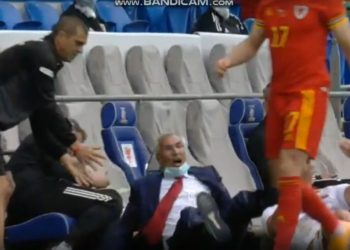 VIDEO/ E tepron Uellsiani, hedh egërsisht Edy Reja-n në tokë