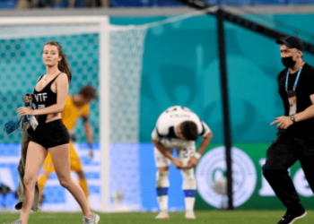 FOTO/ Tifozja më seksi e “Euro 2020” që u fut në mes të fushës duke bllokuar ndeshjen