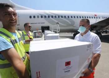 Mbërrijnë në Shqipëri 50 mijë doza vaksine Coronavac