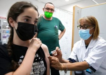 Përse vetëm disa ndjejnë efekte anësore nga vaksina/ Mjeku: Një ditë pas injektimit s’duhet të…