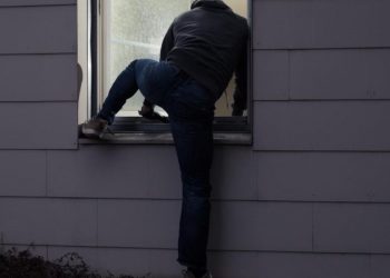 Denoncimi në polici: Po flija me gruan kur hajdutët u futën nga dritarja e banjës më vodhën pantallonat