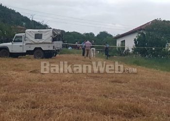 Video/ E rrethuar nga policia, tregohet banesa ku ndodhi krimi i dyfishtë në Librazhd