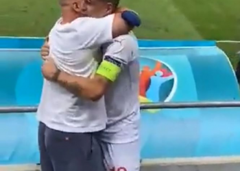 VIDEO/ Momenti kur Xhaka ngjitet në tribunë dhe feston me shqiptarët pas eleminimit të Francës