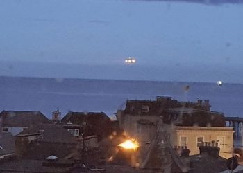 “UFO në qiell”/ Një britanik fotografon objektin në formë trekëndshi