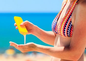 Këshilla/ Dermatologia: Ja çfarë duhet të kemi parasysh në ekspozimin e gjatë në diell!