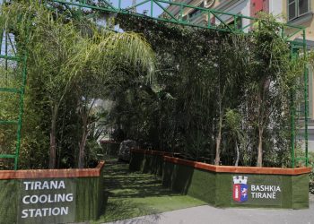 FOTOT/ Nëse ke shumë vapë, ndalu te stacioni i freskimit në kryeqytet për pak minuta